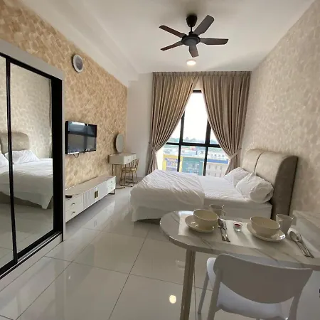 Sky Trees Nflix Make Up Table With Pool & Facilities Johor Bahru Exterior photo