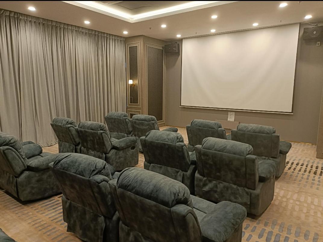 Apartment Sky Trees Nflix Make Up Table With Pool & Facilities *